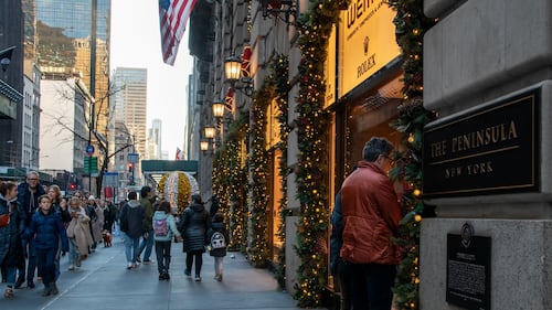 US Retailers Attempt to Stir Excitement During Shorter Holiday Shopping Season